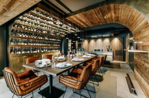 W2 Manufaktur Senhoog Restaurant Blick auf Gesamtraum mit großen Tisch und Weinregalwand