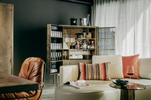 W2 Manufaktur Restaurant Senhoog Loungebereich mit Weinschrank hinter Sitzlounge